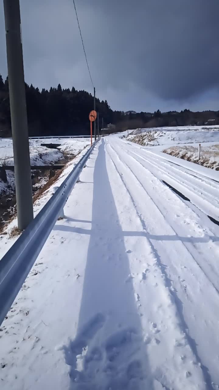 雪の中のスタート地点と室根山