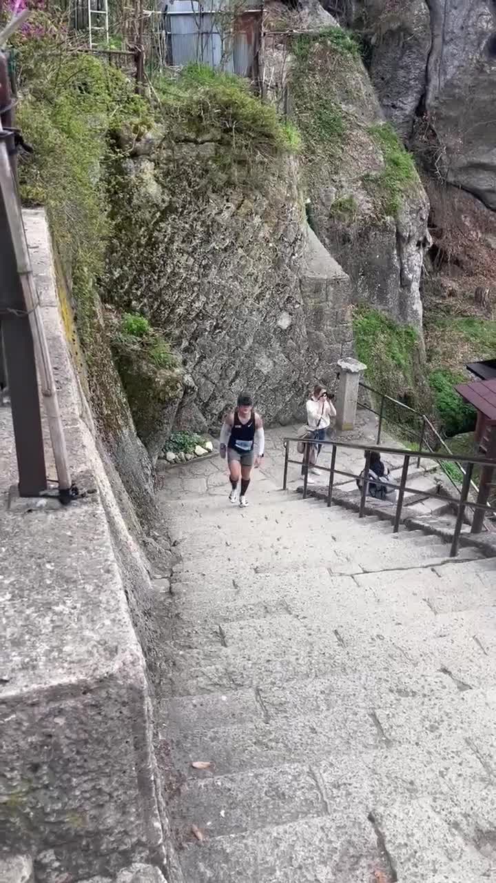 トップ選手奥の院へ向かう